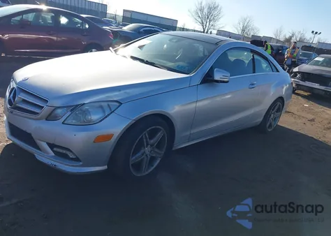 2010 Mercedes-Benz E 550 z USA, uszkodzony, nr VIN WDDKJ7CB7AF037952